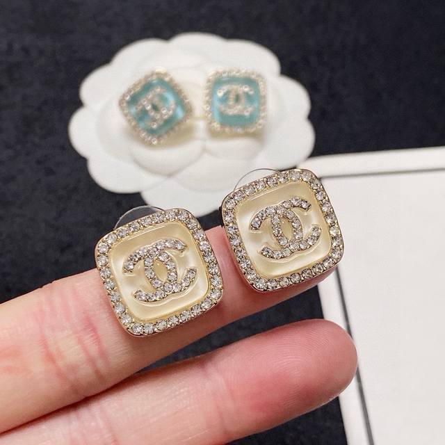 小香 Chanel火爆新品 个性时尚满钻钻双C淡蓝色耳钉高级感满满的代购级别 一比一品质 优雅大方精工设计 非常修饰脸型 青春活力 一眼就被这款吸引了 非常漂亮