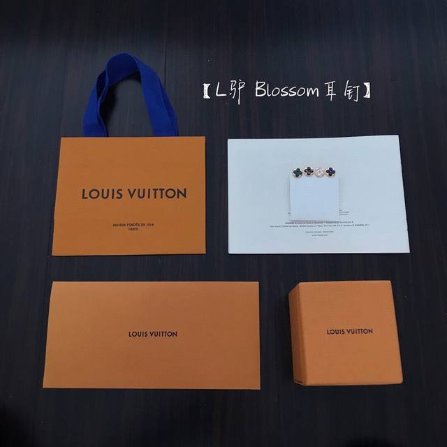 单只 我们出品 Z单只13130，购入珠宝类Z开发的，可以定制真金版本，单只2210！一样Z对着做的！ 纯银精工版 编号单只，白贝售罄！4色，孔雀石，灰贝壳，白