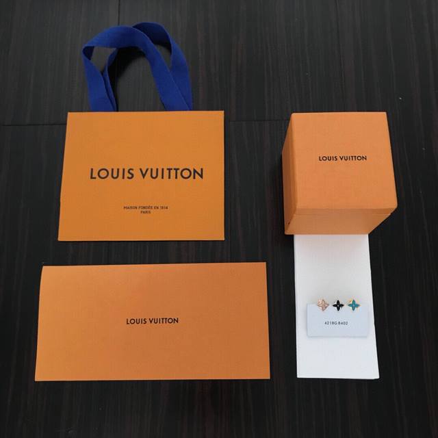 单只 我们出品 Z单只13520！购入Z开发的，可定制真金版本，真金也只做对版的 纯银精工版 单只超好，L绿 方形四叶草耳钉 真心是太美了，Z为18K真金材质，