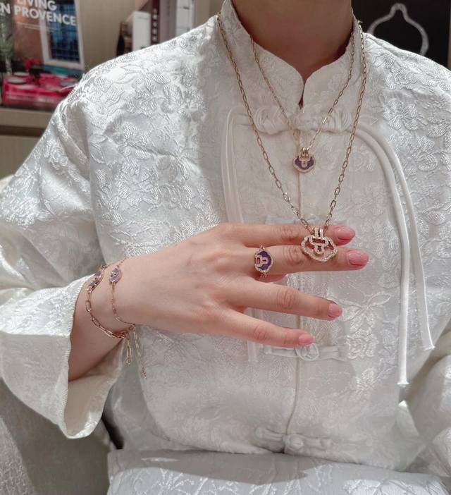 我们出品 如意锁手链，可订做真金真钻，只做对版Z批真金货，批K市面各种金货量大咨询客Fu批Etite Yu Yi系列特别款珠宝,以“一生一世锁住你”的情感内涵,