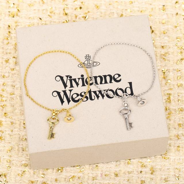 我们出品 量大咨询客Fu Vivienne Westwood 宝宝，什么是快乐星球，来，这就是快乐星球！超爱的钥匙土星双吊坠项链，手链！金银两个颜色！重磅推荐闭
