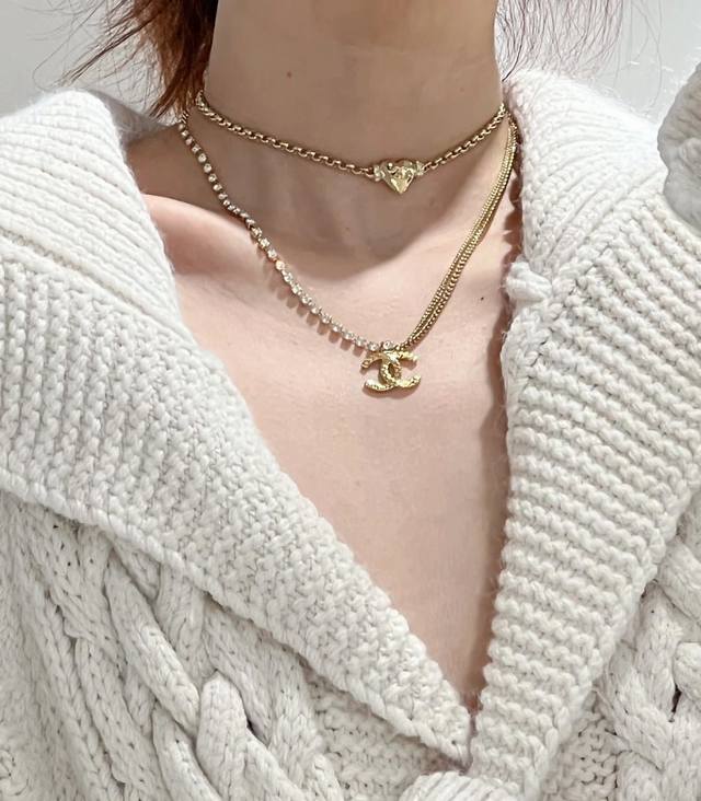 我们出品 巨巨巨爆款Z批 7150！量大咨询客Fu 香双链半钻条Choker 24春夏最新款绝美经典双C系列！老规矩先到先得现Huo闭眼冲太爱啦经典的双C元素，