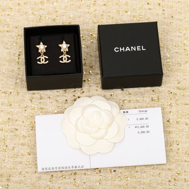 我们出品 Z5500，量大咨询客Fu Ch Nel24C五角星双C耳钉 每期必入的经典双C耳钉，一致Z批黄铜材质树脂工艺，上耳简约大气，超级百搭，经典永不过时香