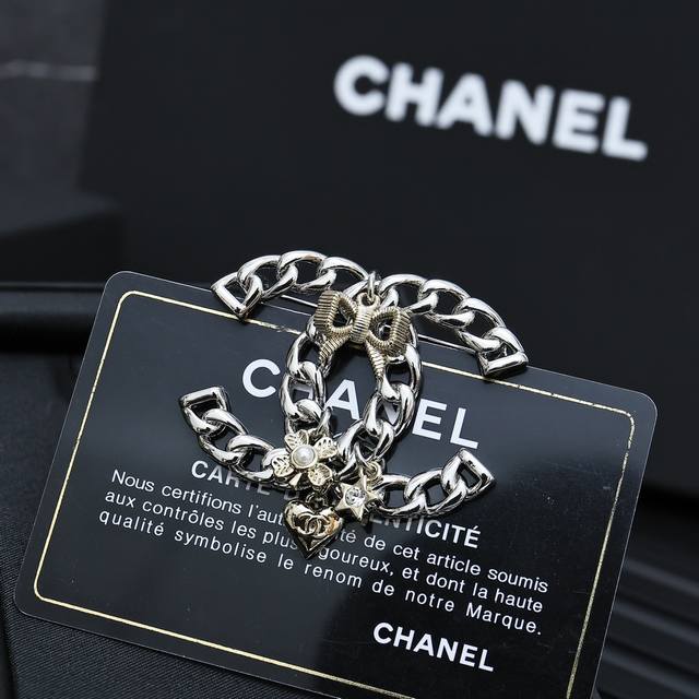 Chanel 24K蝴蝶结系列，多元素胸针银色双C的休闲感，多重配件的添加，更加俏皮完美的诠释了可盐可甜的风格多面设计不单调