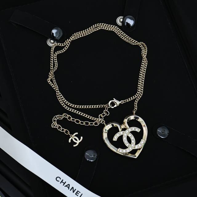 Chanel镂空爱心双C项链百看不腻的爱心元素上身真的太美了简简单单的设搭配温柔浅金色超百搭谁戴谁好看系列，长度可调节哦
