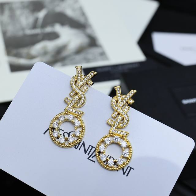 Ysl 圣罗兰 满钻耳钉Yves Saint Laurent 创立于1961年 优雅抽象大胆别致的设计风格使它成为奢华时尚界著名的品牌之一