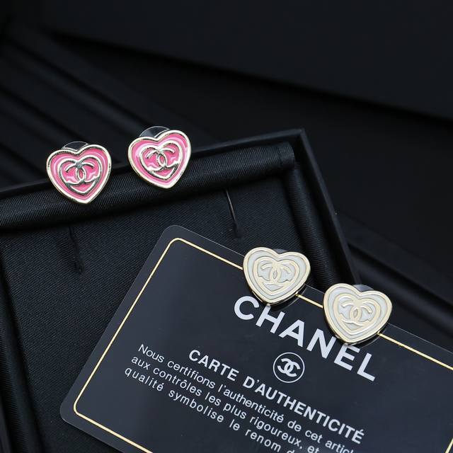 Chanel珐琅爱心耳钉粉色 奶白色珐琅粉钻桃心系列精致俏皮 好像小精灵