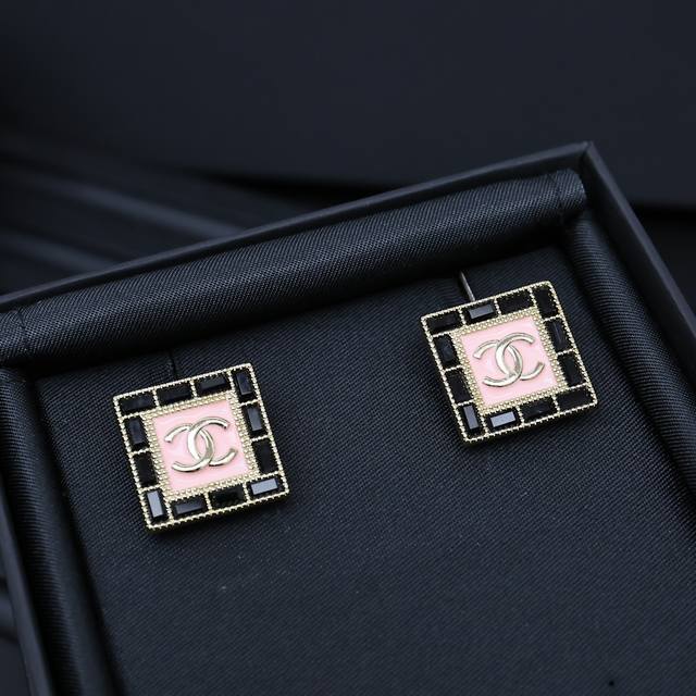 Chanel 黑边钻方块耳钉黑色方块耳钉爱惨啦黑色方钻搭配粉色珐琅更甜酷些，法琅材质，上耳温柔大方，日常通勤百搭甜美