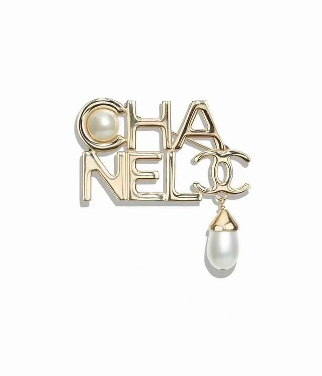 Chanel不规则字母珍珠胸针特别的金属质感打造出错落的纹路设计，水滴珍珠点缀是整体的别致亮点，又不失女人魅力，成为瞩目的亮点～