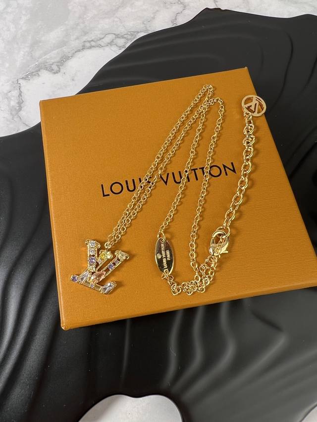 耳钉 ，项链 。Lv 耳钉 ，项链
