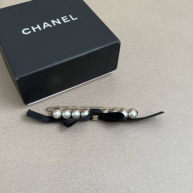 Chanel 小香中古发夹超洋气的古铜色 配上经典双C家抓夹夹 简直颜值爆棚 太喜欢了 强推 很有份量的发夹 拿在手里沉甸甸的