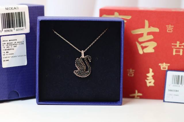 Swarovski 新款黑天鹅锁骨项链 这款闪耀的 Iconic Swan 链坠以其优雅的姿态、色彩和欢乐感，欢庆农历新年。这款令人回味无穷的首饰是适合真正特殊