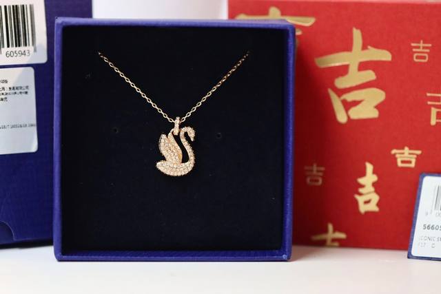 Swarovski 新款玫瑰金天鹅锁骨项链 这款闪耀的 Iconic Swan 链坠以其优雅的姿态、色彩和欢乐感，欢庆农历新年。这款令人回味无穷的首饰是适合真正