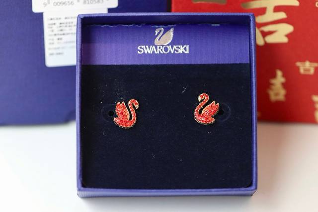 Swarovski 新款红天鹅珍珠耳钉佩戴耀眼的穿孔耳环，让农历新年充满欢乐和好运。每件镀金色调首饰均采用闪耀的密镶红色仿水晶精心打造，是施华洛世奇天鹅的优雅诠