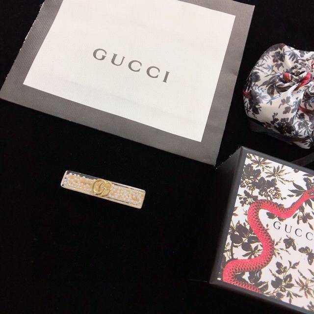 Gucci 古驰 20秋冬新款双G树脂发夹镶嵌水钻 Blingblingvintage复古风十足～闪亮简洁百搭