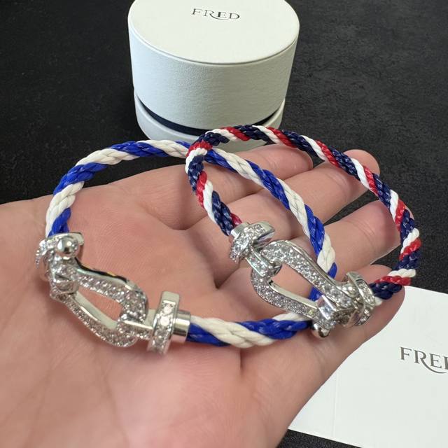 新品发布火爆三色链绳缠绕白钻扣头费雷德 Fred斐登银色、玫瑰金、金色扣头满钻、半钻、无钻马蹄扣中性款高品质蓝白、白色、宝蓝色红色三色拼接尼龙绳手链手镯！本命年