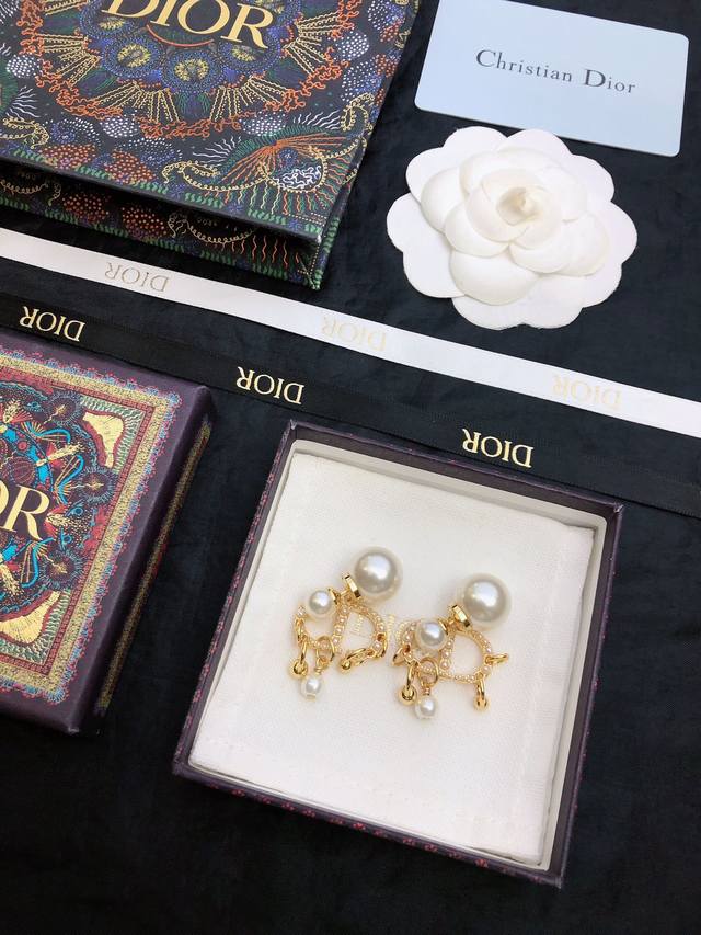 Dior 迪奥Cd耳钉 专柜一致黄铜材质 火爆款出货 设计独特 复古前卫 美女必备 实心 超级有质感 防过敏