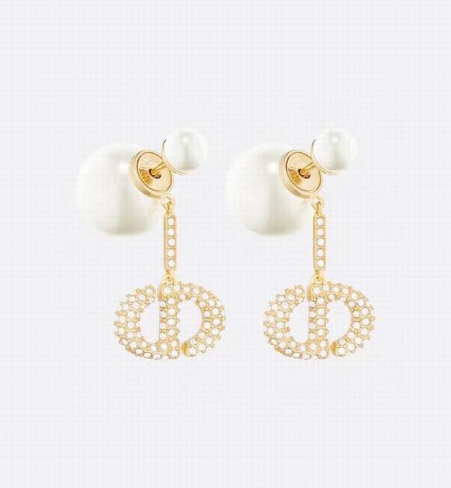 迪奥一线大牌都爱的Dior 迪奥 新品Cd耳钉 金属质感逆袭版Cd字母潮范儿抢风头 完全胜任现代年轻人街拍、度假时尚搭成为夏日最炙手的时髦单品...