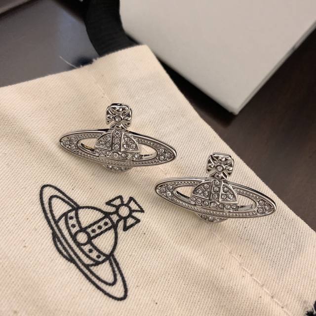 Viviennewestwood 西太后耳钉宝宝，什么是快乐星球，来，这就是快乐星球！绝美土星耳钉，闭眼入准没错！纯粹王冠球是经典的象征，闪耀土星环勾勒未来波光