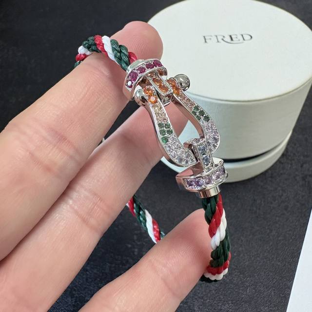 新品发布火爆三色链绳缠绕彩钻扣头费雷德 Fred斐登银色、玫瑰金、金色扣头满钻、半钻、无钻马蹄扣中性款高品质荧光黄、白色绿色红色三色拼接尼龙绳手链手镯！本命年红