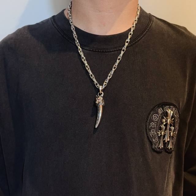 新款 专柜品质 Chrome Hearts克罗心经典复古字母项链，狼头吊坠 凹凸造型不同的花纹设计风格 呈现出与众不同 十字架 童军花是克罗心的志 所以更经久不