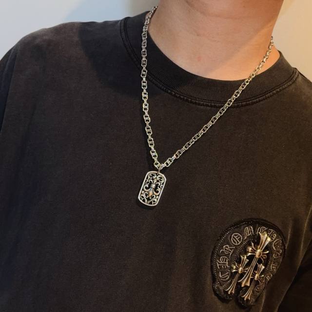 新款 专柜品质 Chrome Hearts克罗心经典复古字母项链，方牌童军花吊坠 凹凸造型不同的花纹设计风格 呈现出与众不同 十字架 童军花是克罗心的志 所以更