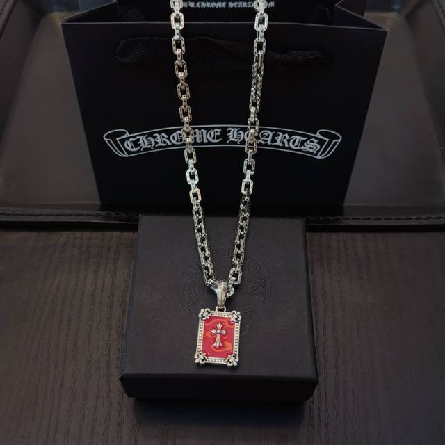新款 专柜品质 Chrome Hearts克罗心经典复古项链，红色方牌十字架吊坠 凹凸造型不同的花纹设计风格 呈现出与众不同 十字架 童军花是克罗心的志 所以更