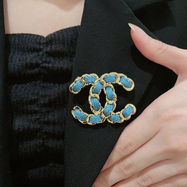 Chanel小香 专柜新款同步上新香奈儿胸针，是最懂女人的饰物。那些倾注了全部心血去做自己的女人，往往更珍惜胸针的意义。香奈儿女士把胸针别在帽子上，并告诉那些模