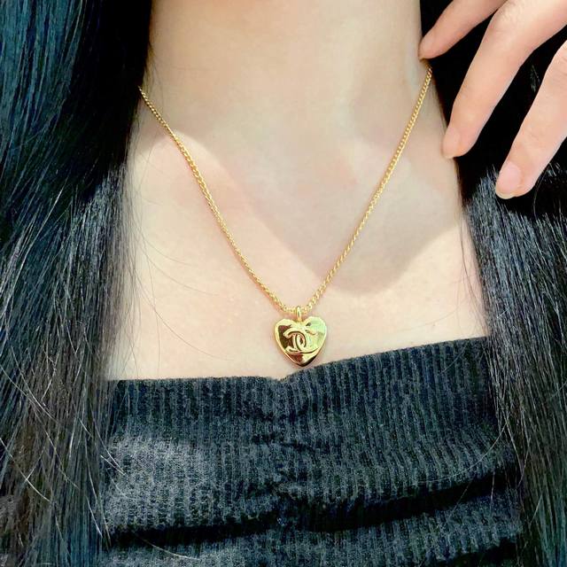 Chanel香奈儿 中古 字母项链小香家的款式真心无需多介绍每一款都超好看，精致大方，非常显气质.