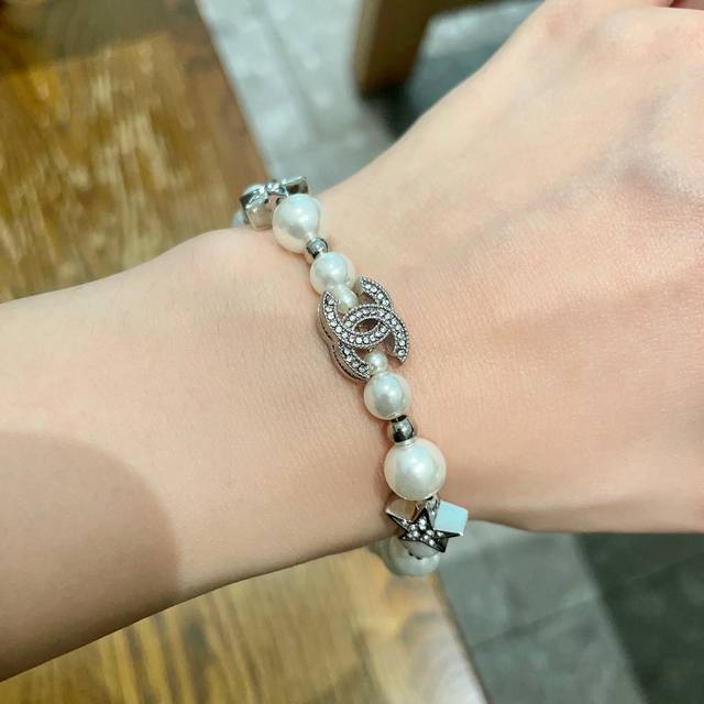 Chanel香奈儿 中古 手链小香家的款式真心无需多介绍每一款都超好看，精致大方，非常显气质.