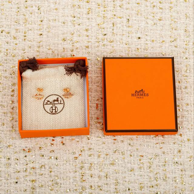 250322 我们出品 猪鼻子耳钉，量大询客Fu He Mes Finesse耳钉属最赞的一款，特别的简约大方，多美，自己看哈，认准我们的菱形◇防伪标，而且，精