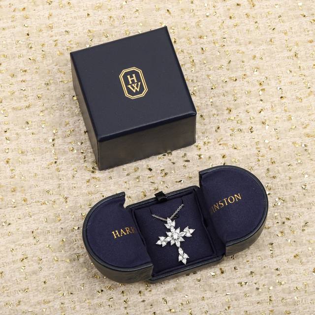 208005 我们出品 十字碎花项链，可订做真金真钻，只做对版Zp真金货，Pk市面各种金货量大咨询客Fu这款由不同花式切割的仿真钻组成的项链，非常有设计感，个性