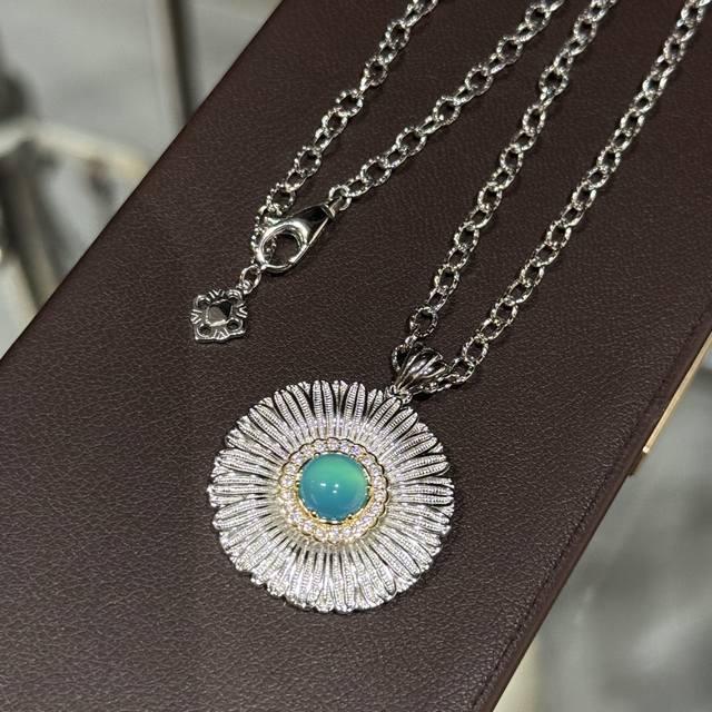 A6530 爆款 中古系列Vintage 小雏菊 蓝玛瑙 磨砂拉丝 项链 复古浪漫每一次佩戴，都是一次与时光的对话。耳钉上的小雏菊，精致而生动，仿佛正在悄然绽放