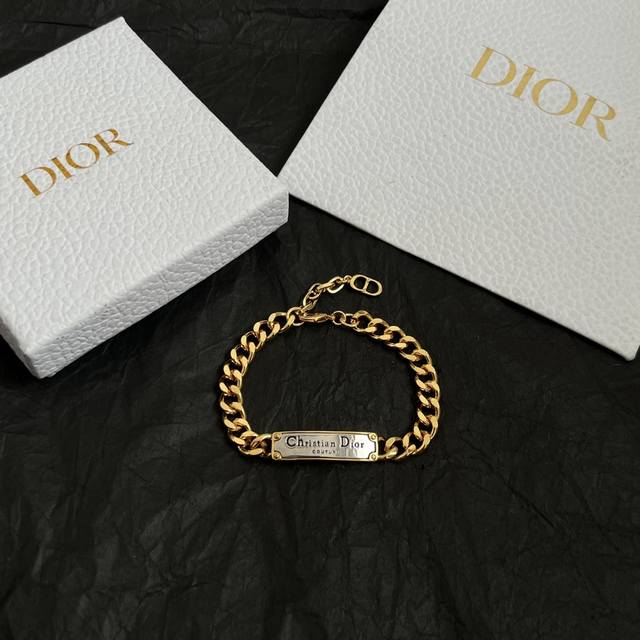 Dior 迪奥 手链 精选原版一致 黄铜材质 甜美气质高雅。