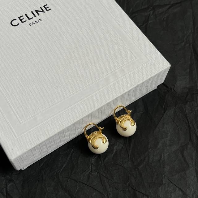 Celine 赛琳 耳环 一直是简约时尚界的标杆大胆的设计 百看不厌搭配起来更Fashion
