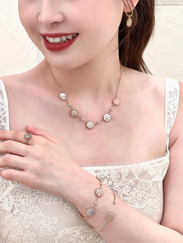 250319 我们出品 五罗盘项链，量大咨询客Fu！Victoire De Castellane 以八芒星造型的罗盘玫瑰重新诠释 D Or 先生的幸运星。饰牌为
