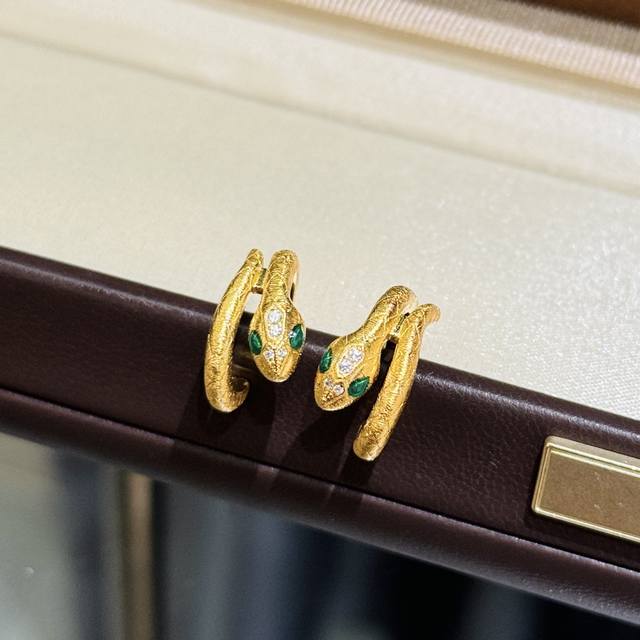 A6502 独立设计师 蛇年新款 中古 欧美风 蛇形 绿宝石 拉丝 耳钉 这就是那种一眼就能捕获芳心的设计吧 高级又美妙非常精美的手链 S925银镀金材质，电镀