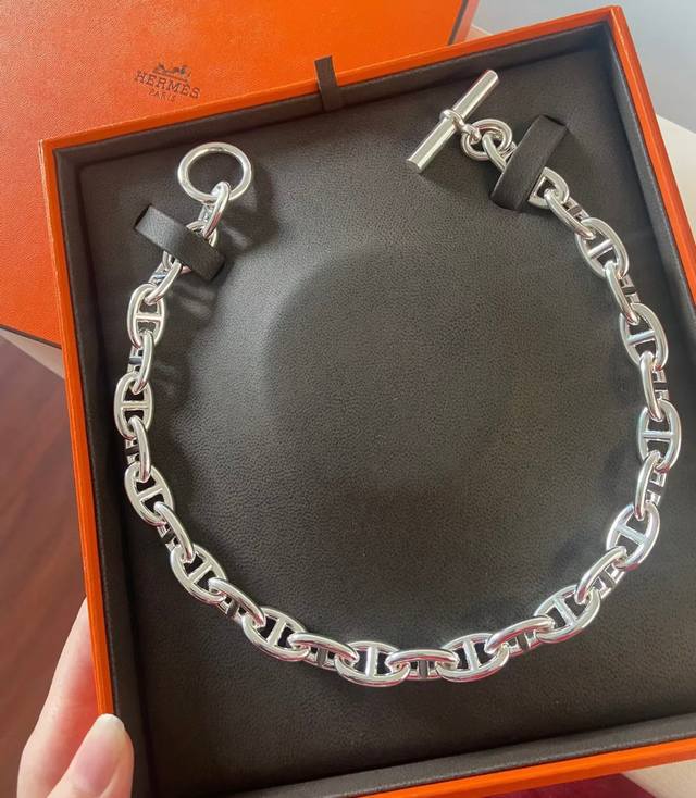 精工版本 Hermes##爱马仕# Farandole光金猪鼻子项链 人生是一面镜子，你以什么样的心情面对，就会折射出什么样的世界。#爱马仕时尚配饰词典#，为每