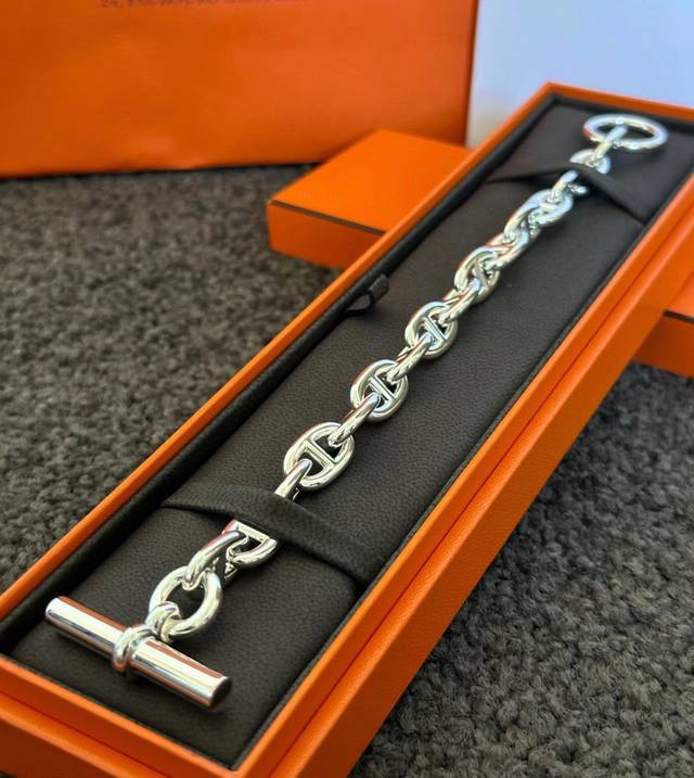 精工版本 Hermes##爱马仕# Farandole光金猪鼻子手链 人生是一面镜子，你以什么样的心情面对，就会折射出什么样的世界。#爱马仕时尚配饰词典#，为每