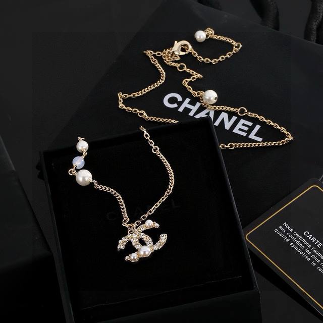 Cha El经典款珍珠Choker 新款项链 真心超美的，简简单单的一个双C施华洛珍珠，真心可以说美翻了，五金做工精细，堪称极品，长度可自由调节，全网最高版本