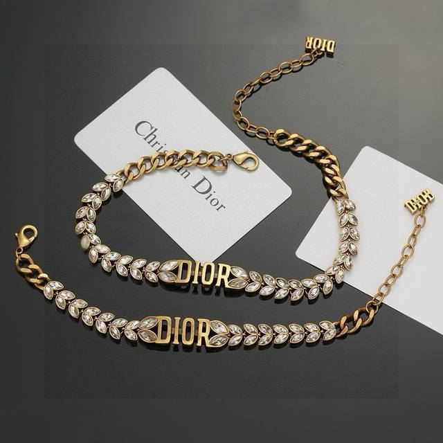 迪奥一线大牌都爱的Jadior 迪奥 新品手链硬朗的金属线条满是中性调调街头朋克味道、复古金属质感逆袭版Dior字母潮范儿抢风头 完全胜任现代年轻人街拍、度假时