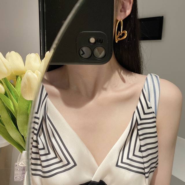 编号Lved0004 Lv最新款爱心耳钉光面 一致Zp黄铜材质Lous Vuitton Heart 路易威登 七夕限定礼物 大号爱心耳环 小时髦 高级定制