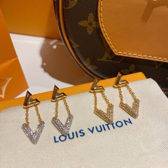 编号Led0047银色 Lv最新款流苏耳钉金色镶钻 一致Zp黄铜材质Lous Vuitton 路易威登 水晶钻Vv耳环 小时髦 高级定制