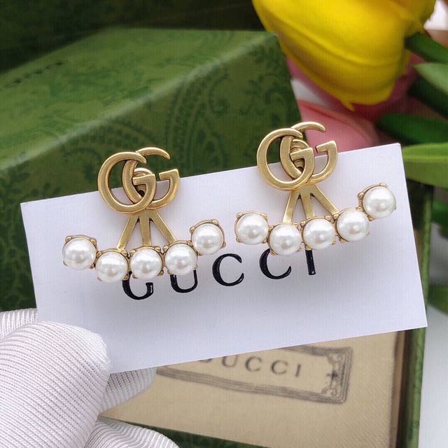 编号Ged0082Gucci古驰七双G扇形耳钉经典做旧铜质双G Logo 下面围绕一圈珍珠 两种款式可选 复古华丽
