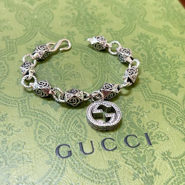 2025最新出炉土豪版手链 认准细节链身闪沙效果 独家高品质 Gucci古驰手链最新款的经典款 精致无论款式 质感 都是绝对的顶尖Feel 只要看一眼就懂了 超