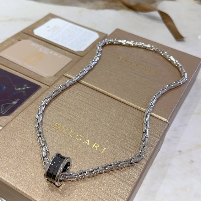 宝格丽项链V金材质。Bvlgari宝格丽 Divas‘ Dream 系列 品相完美，细节无敌，那种独特的色泽完全无可挑剔，再缀以经典指环外形设计，简约之余却又优