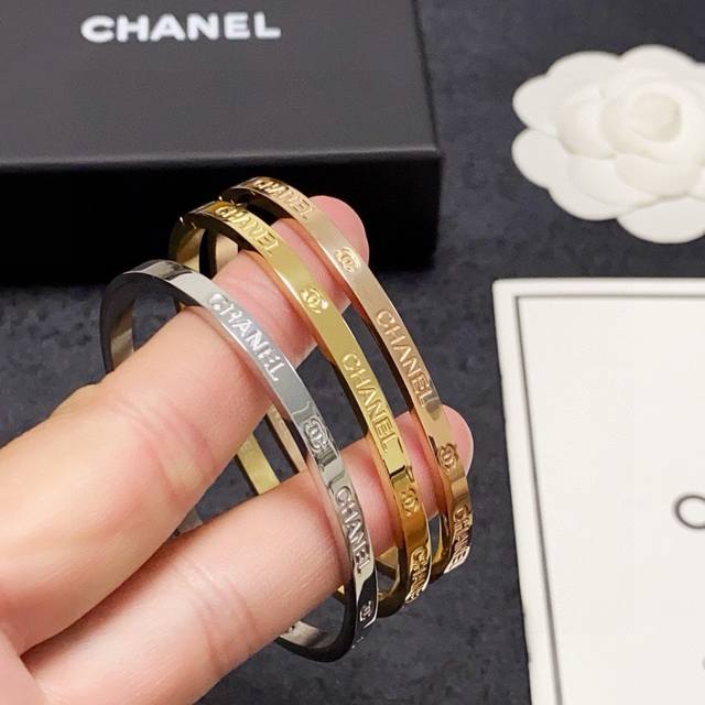 新款香奈儿Chanel窄版雕刻字母手镯超重工Bling Bling，颜色搭配得非常好高级感 女神气质高端 精钢材质不过敏不褪色。一比一精美工艺，经典至极的魅物，