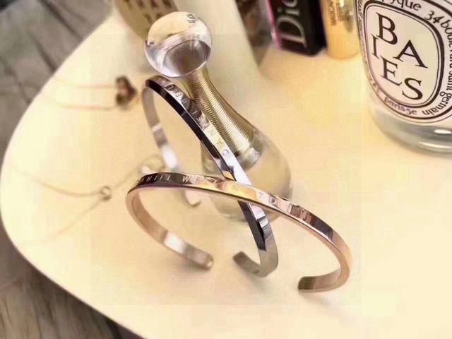 热销款 Dw 精工制作手镯 超级百搭时尚的简单而不失优雅官方搭配 原版材质 保色玫瑰金，白金色有现货供应 小号 大号