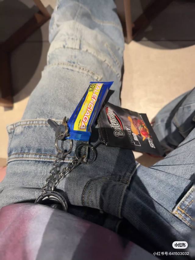 无包装 巴黎世家 Balenciaga 钥匙扣 配饰真皮薯片包 大牌金质感饱满 ，搭配衣服超好看 ！！