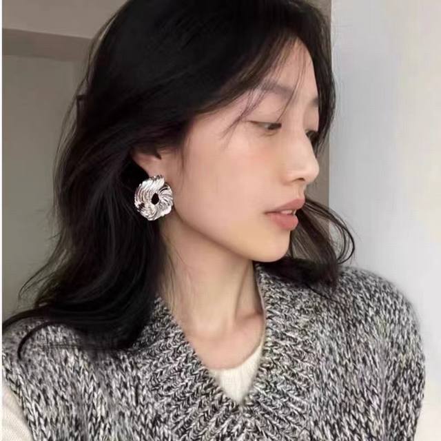 Wens 耳钉 爆款新品 精致耐看 华丽登场，整体细节非常令人惊喜，典雅而时尚，突显法式高雅气息。